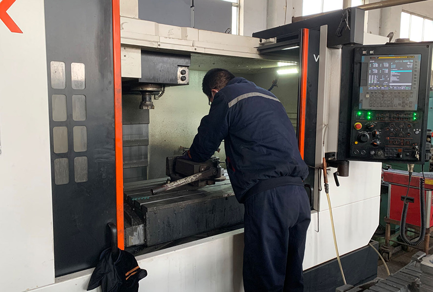 Werknemers produceren CNC -onderdelen met hoge precisie